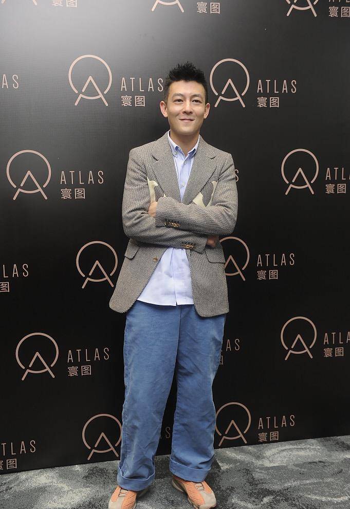 形式|陈冠希确实老了！穿印花西装配直筒裤参加活动，皱纹丛生苍老难认