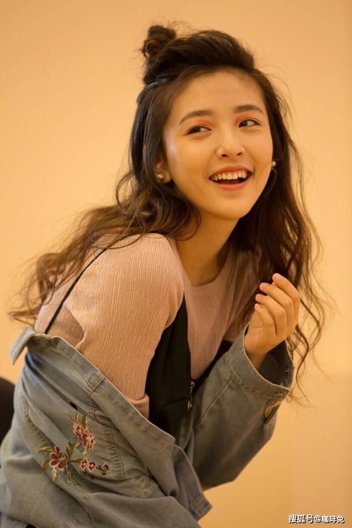 阳光|吴倩的时尚潮流时刻，满满的全是当代少女的气息，尽显阳光姿态
