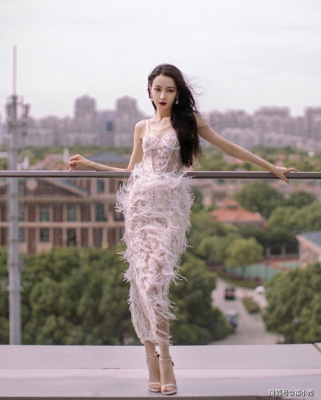 黑色|迪丽热巴才是“人间尤物”，168高穿吊带羽毛裙，玉女身材太抢镜