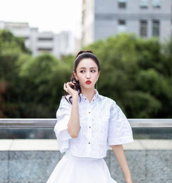 马尾|果然扎马尾显年轻，38岁丫丫连晒两组照片，宛如18岁少女