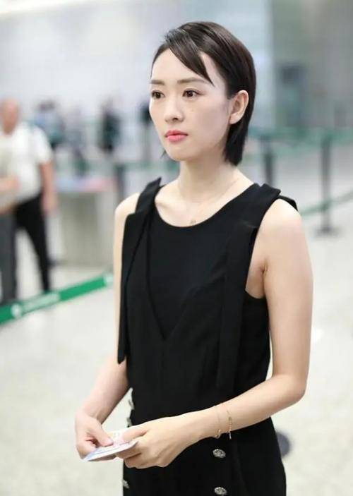 童瑶真|35岁的童瑶真嫩，穿背心搭配黑色背带裤，完美展现性感与清纯