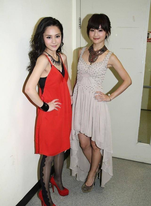 黑色|阿娇穿亮片拼色长裙太惊艳，面部光滑“少女态”，这颜值不服不行