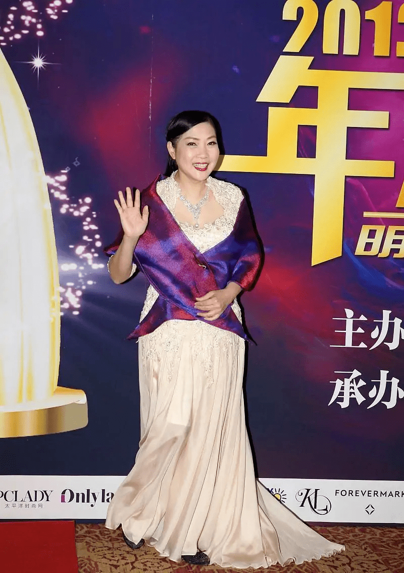 围巾|沈丹萍彻底高调了，穿蕾丝连衣裙配彩色围巾，钻石项链太抢眼