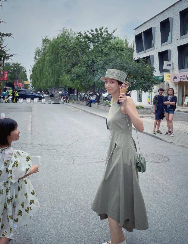气质高雅|黄觉看女人眼光真准，麦子穿纯色裙带娃逛展，气质高雅神似梅艳芳