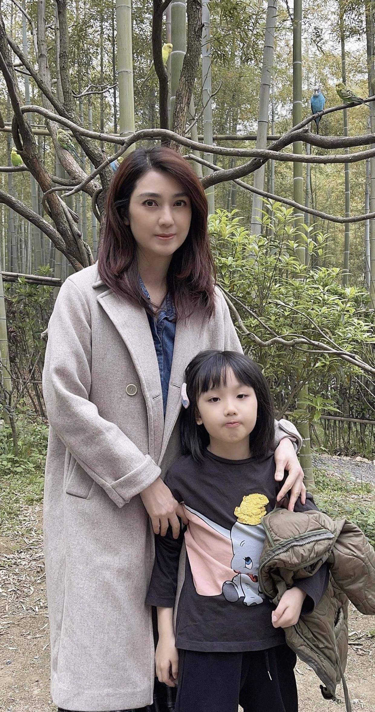 洪欣美|又被洪欣美到了,穿大红色V领吊带裙时髦精致,端庄成熟真有气质