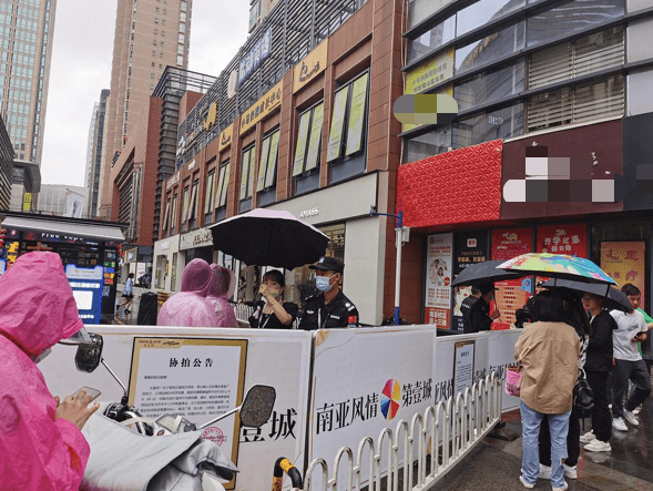 小区|吴奇隆新综艺惹争议，网友爆料节目组拍摄封路，现场画面曝光