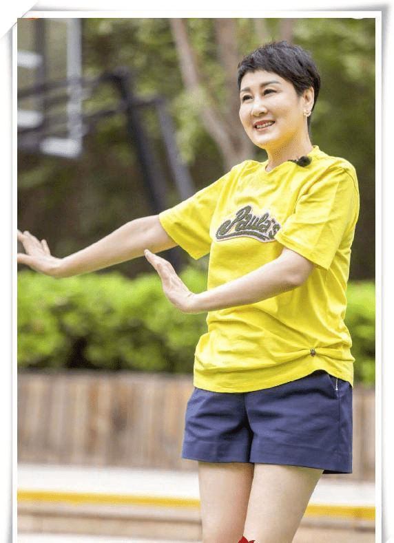 身材|年近60岁的张凯丽真敢穿，又穿“短裤”走机场，状态比年轻人好