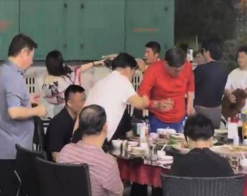 杜江太|霍思燕也太会穿了，穿紧身裤也掩盖不住肚腩，跟杜江太有夫妻相了