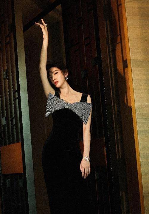唐艺昕|唐艺昕下定决心换风格，穿紧身黑裙由甜妹变得又纯又欲，快认不出