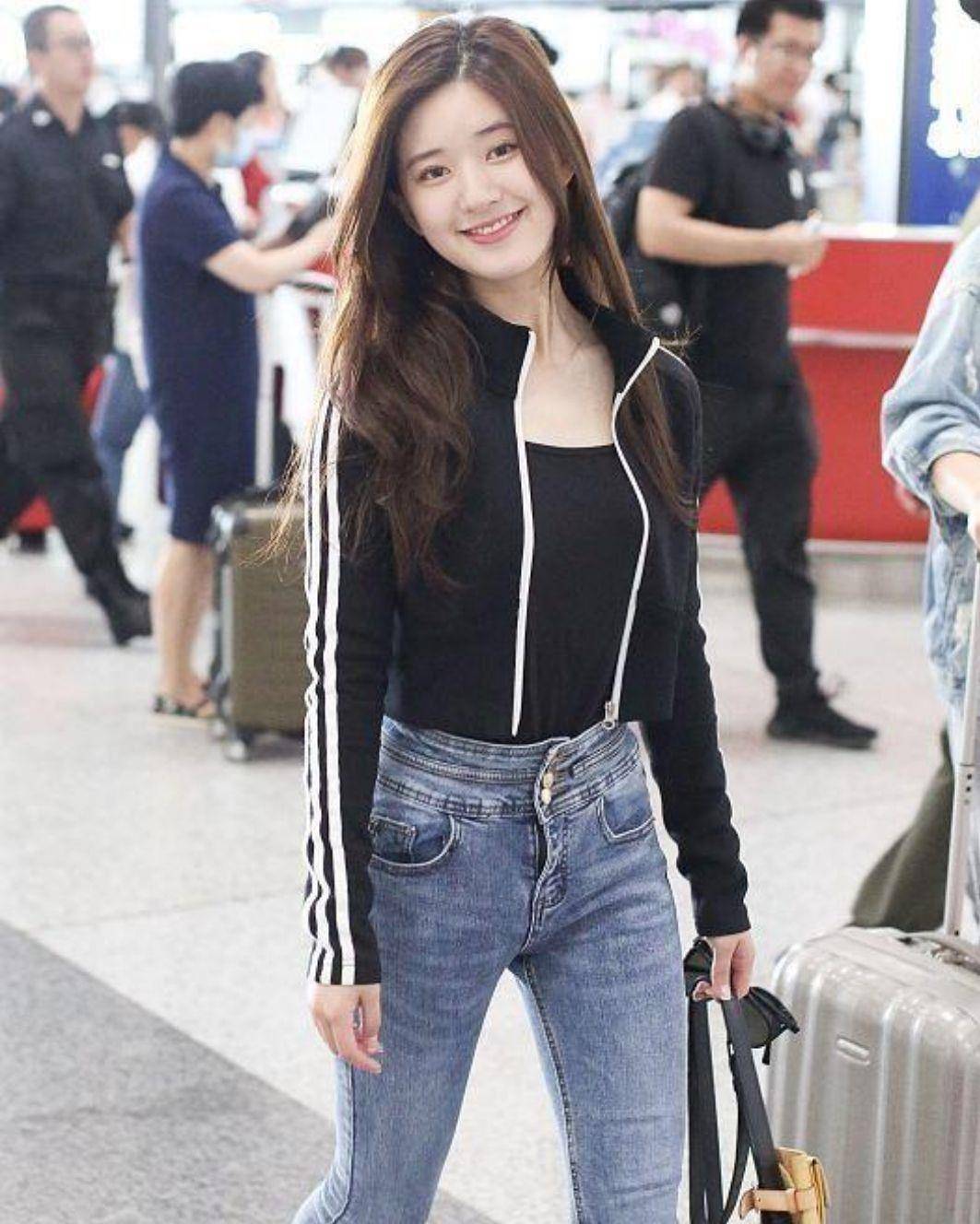 赵露思|赵露思是颜值天花板,穿短款外套配紧身牛仔裤,掩盖不住明星气质