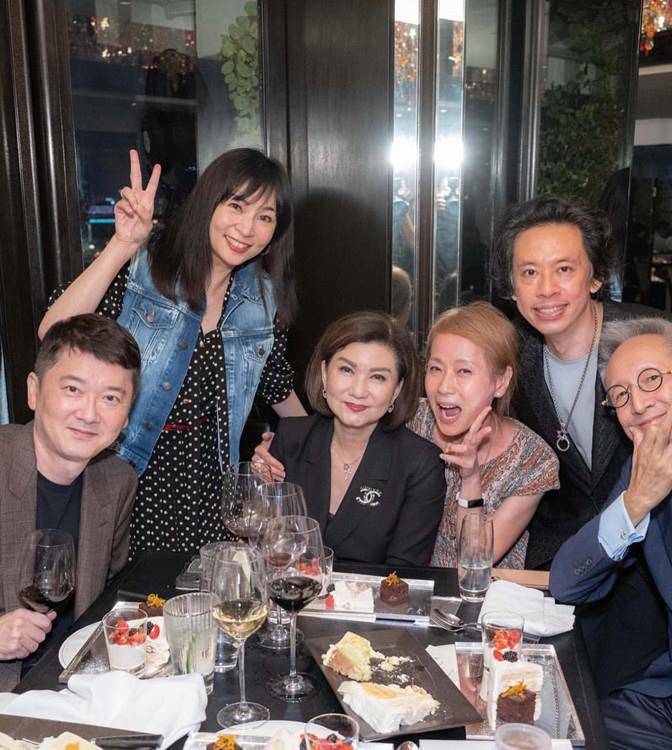 童真|58岁叶童真老了，穿连衣裙面黄肌瘦似大妈，同框大9岁老公似隔辈