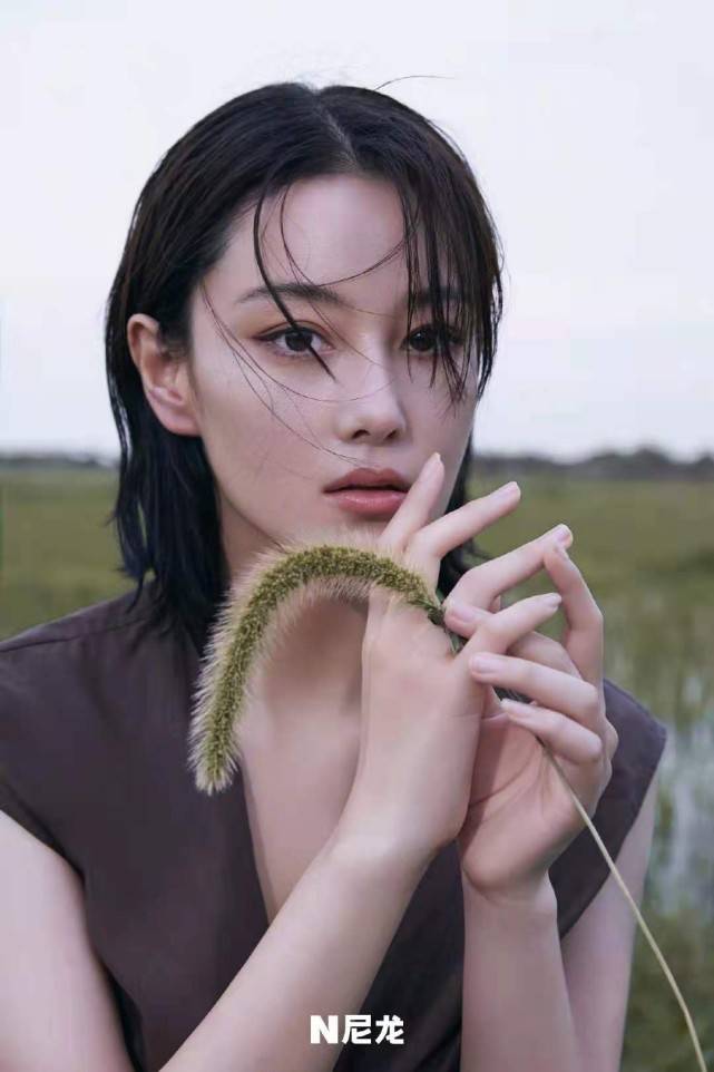 身材|军嫂张馨予不改性感本色！新大片湿发露肚脐女人味爆棚，身材真辣