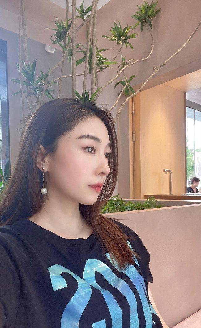 亮片|樊少皇妻子挺“辣”的，亮片西装配项圈，中分发型看着就霸气