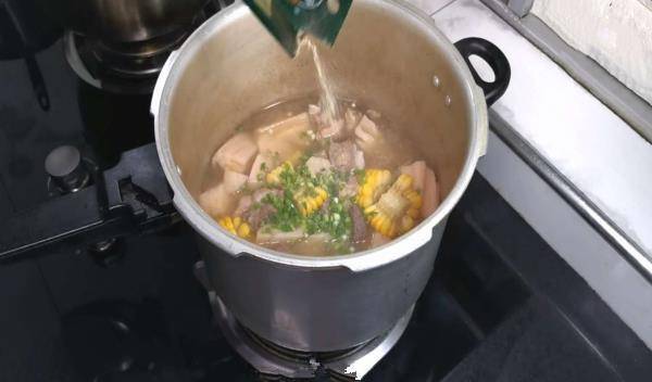 排骨汤怎么炖最好喝莲藕 4e73430256c74fd1b184dc82a6bcf321.jpeg