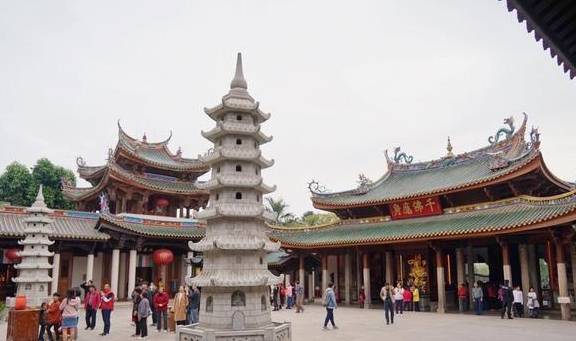 福建厦门“最著名”的寺庙，门票免费、上香免费，游客都会来打卡