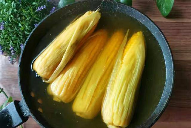 做法|煮玉米,用清水是“外行”,多加这2种调料,玉米个个香甜又软糯