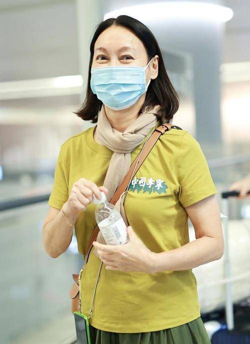 服装|惠英红穿国产短袖出门，低调搭配更高级，怪不得路人缘这么好