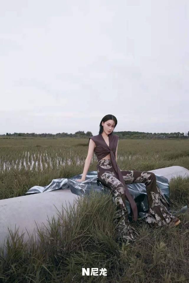 身材|军嫂张馨予不改性感本色！新大片湿发露肚脐女人味爆棚，身材真辣