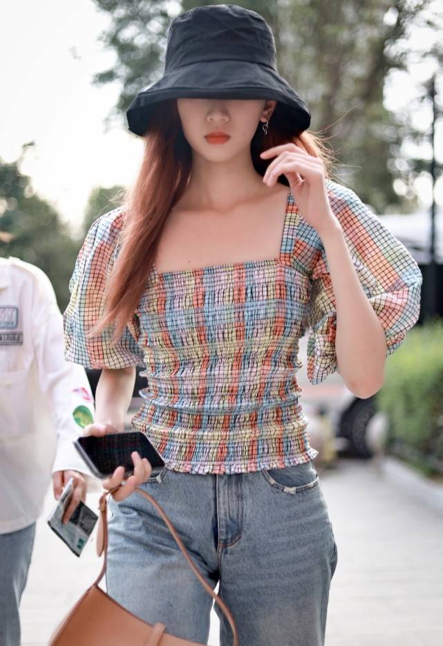 都能|爱了刘令姿的私服，一字条纹衬衫尽显高级感，配牛仔裤很帅酷