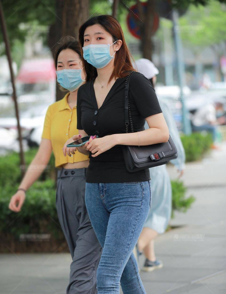 黑色|牛仔裤配短袖衫，依然是休闲穿搭的主角，简单大方又耐看
