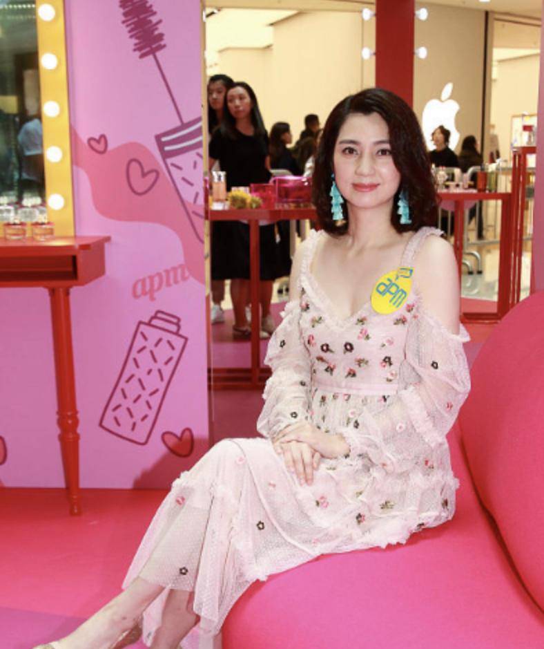 洪欣美|又被洪欣美到了,穿大红色V领吊带裙时髦精致,端庄成熟真有气质