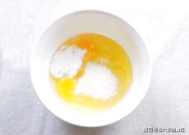 做法|3块钱面粉，2个鸡蛋，做出童年的小零食！开口笑麻团的3步做法
