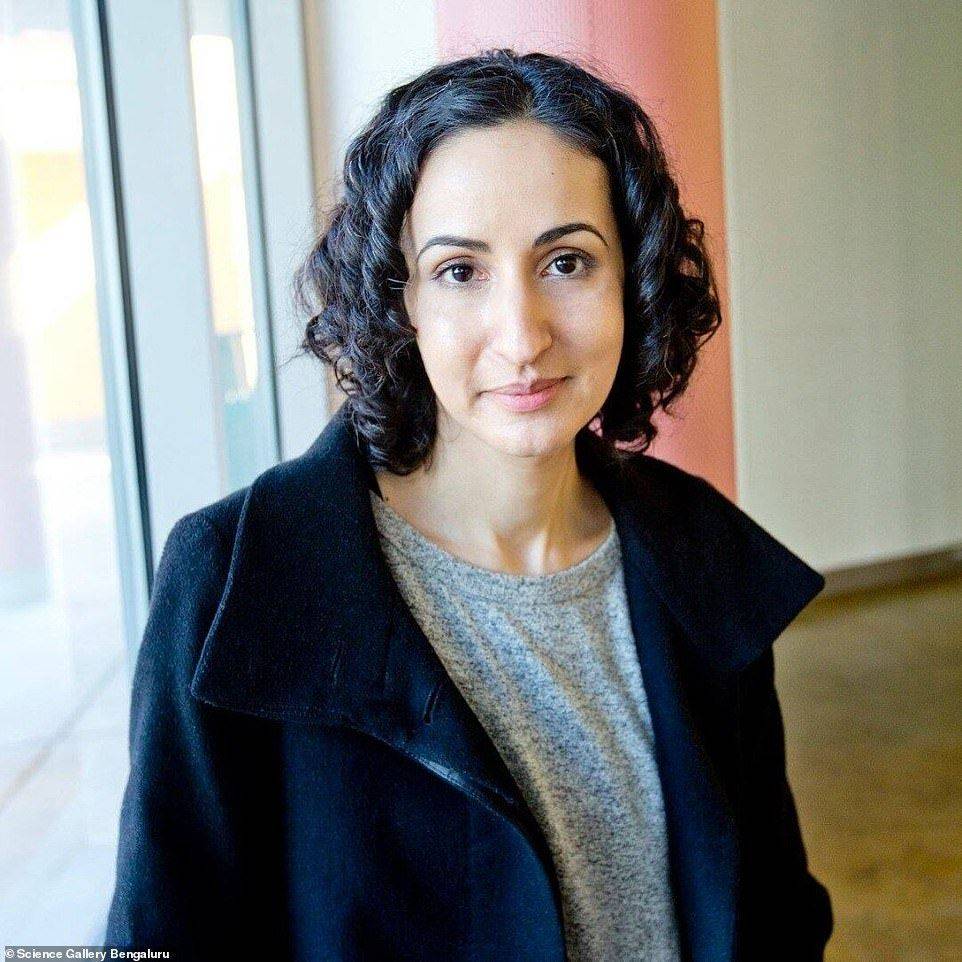 但从着装上来说,玛丽亚姆是简朴的,闲时t恤配仔裤,自然卷的头发放下