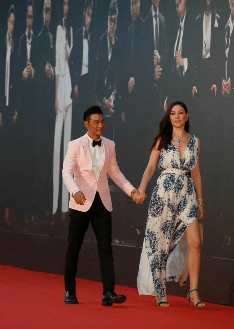 黑色|任达华老婆真不像60后，穿印花连衣裙气质好，模特身材挡不住