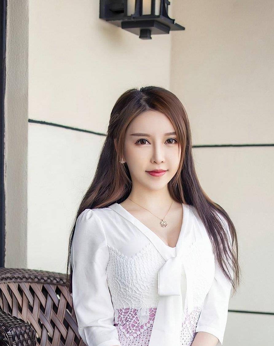 身材|女生都钟情于牛仔裤，搭配无袖针织衫，休闲有型美丽又成熟