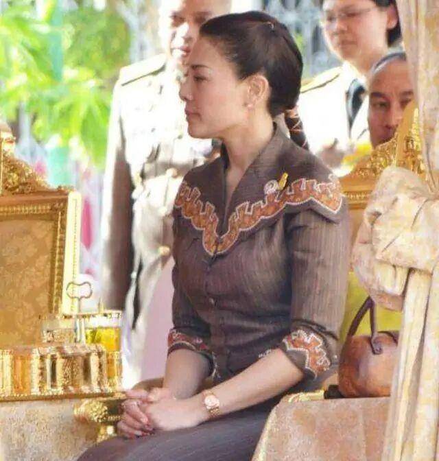 魅力|西拉米身穿蓝色衬衫好气质!被废多年仍受宠爱,模样可人身段好