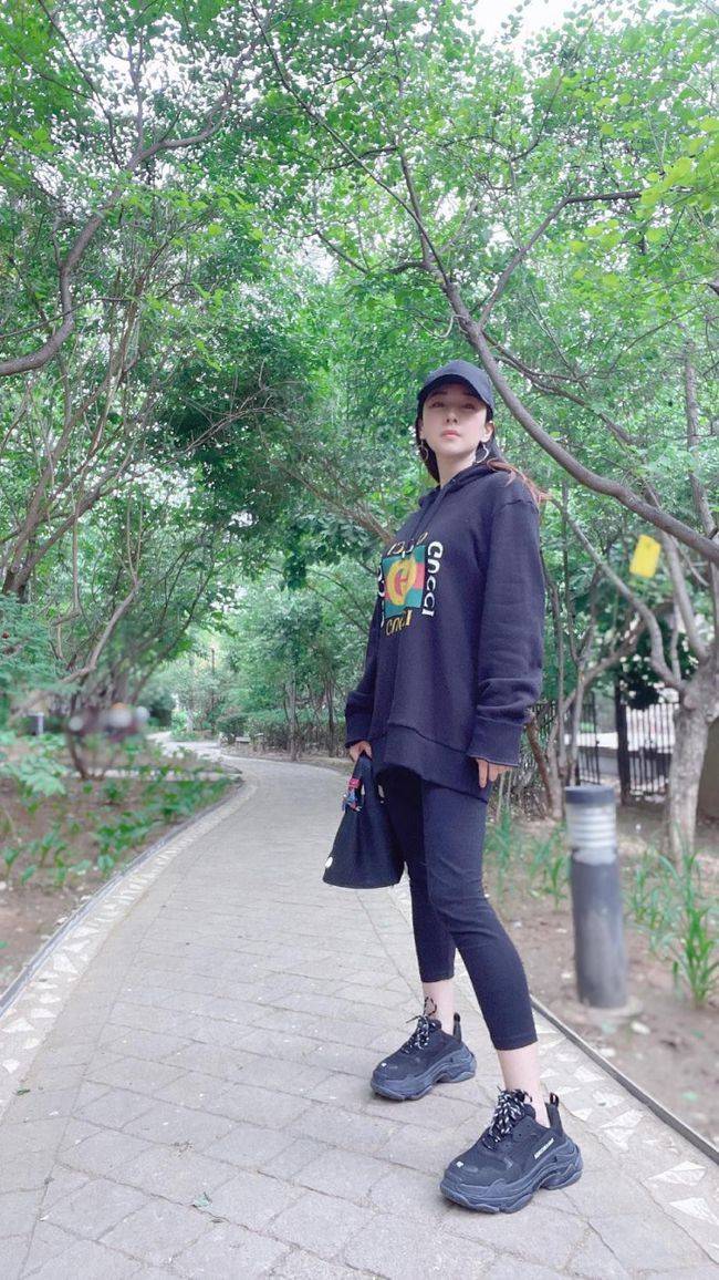 亮片|樊少皇妻子挺“辣”的，亮片西装配项圈，中分发型看着就霸气