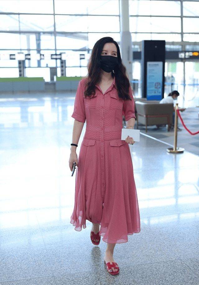 进行|张萌穿着打扮不像明星，好在气质优雅，穿“土潮妈妈裙”不减分