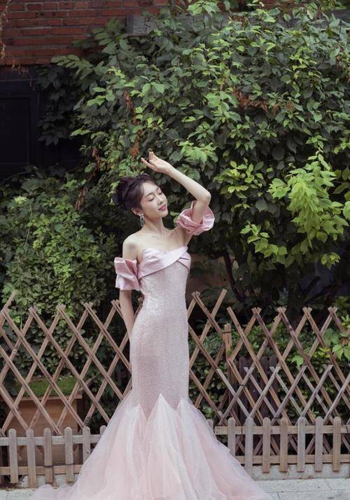 设计|宣璐不穿古装也惊艳,穿一袭粉裙大胆露肩,戏里戏外都这么甜