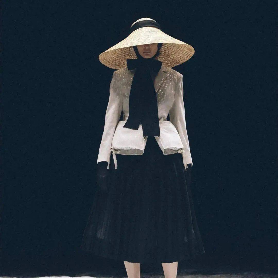 叛逆|新时代女性妆发是态度和勇气的“叛逆精神”