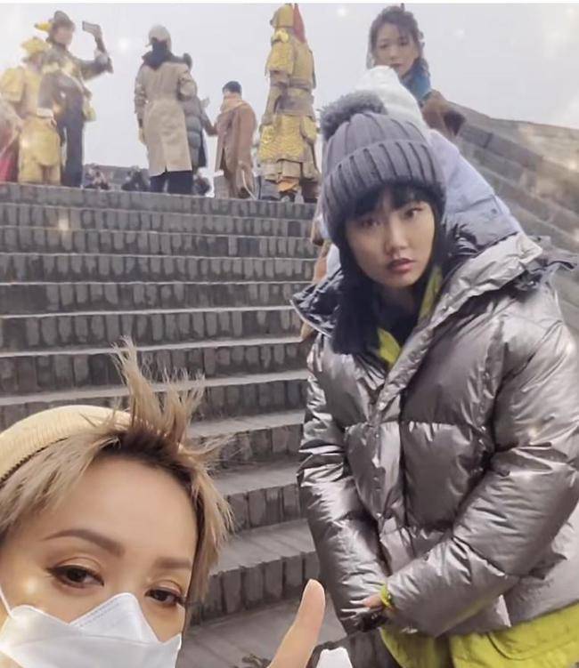 黑色|宁静登西安城墙，毛绒大衣很有女人味