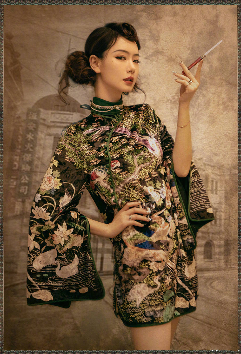 设计|戚薇把旗袍穿出新高度,配超长耳饰好霸气,翘臀撩人李承铉好福气