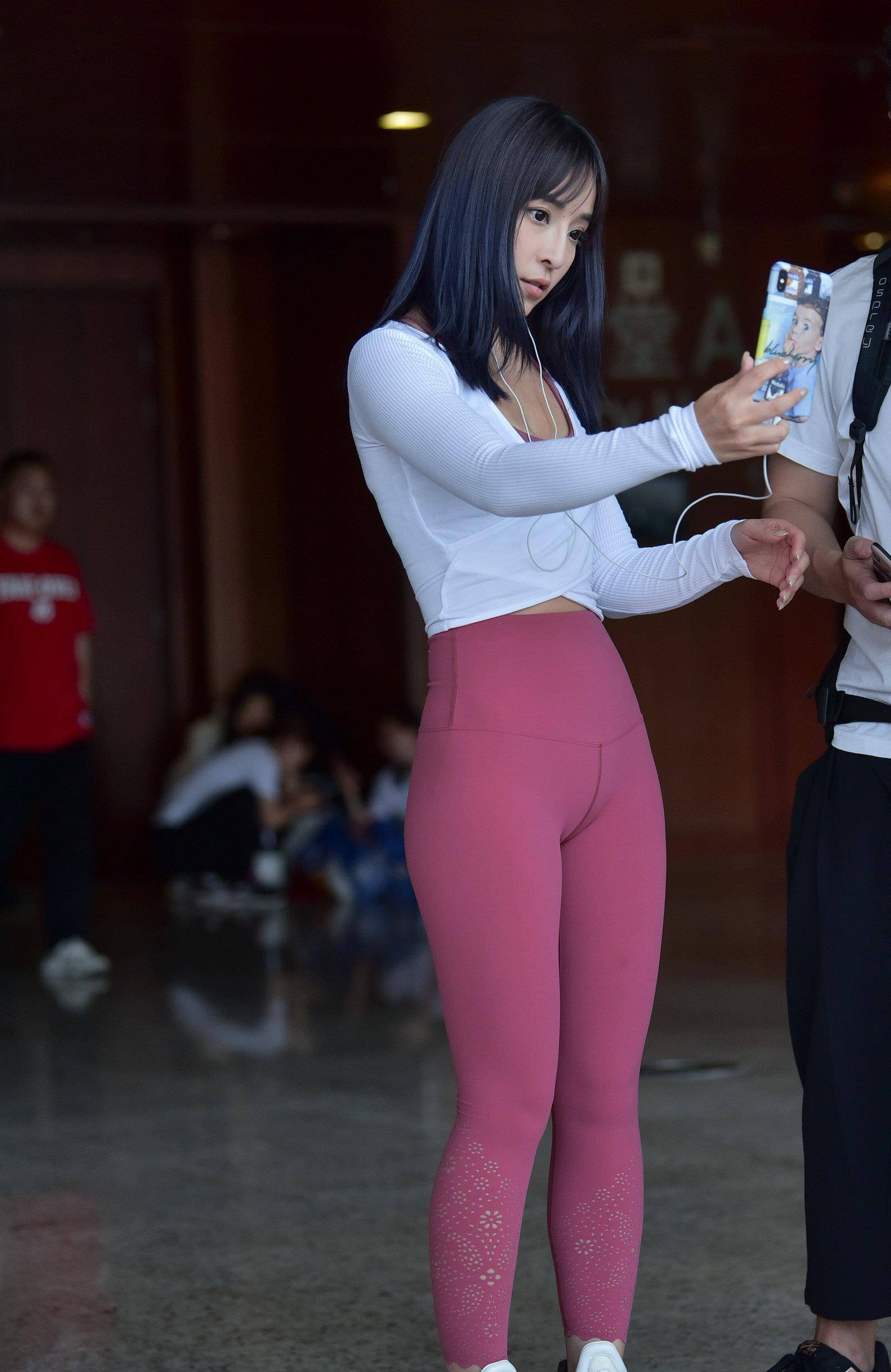 设计|女生的夏季短裤穿搭，配上个性上衣，清凉时尚又潮流