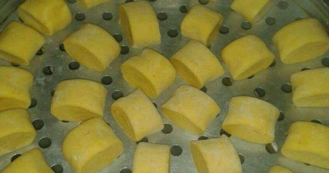 做法|一块一斤的南瓜拿来做馒头,不加一滴水,蒸出的馒头松软又好吃!