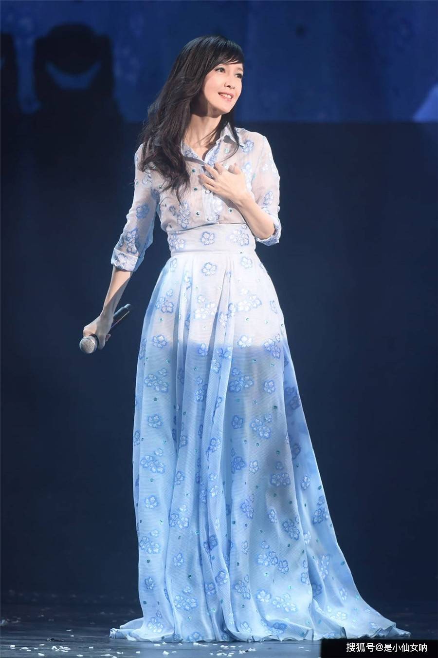 方面|女神周慧敏也不得不服老，53岁穿连衣裙扮嫩，只能靠气质硬撑