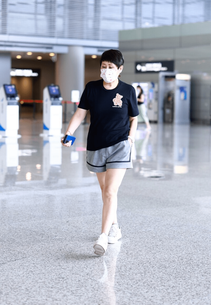 身材|年近60岁的张凯丽真敢穿，又穿“短裤”走机场，状态比年轻人好