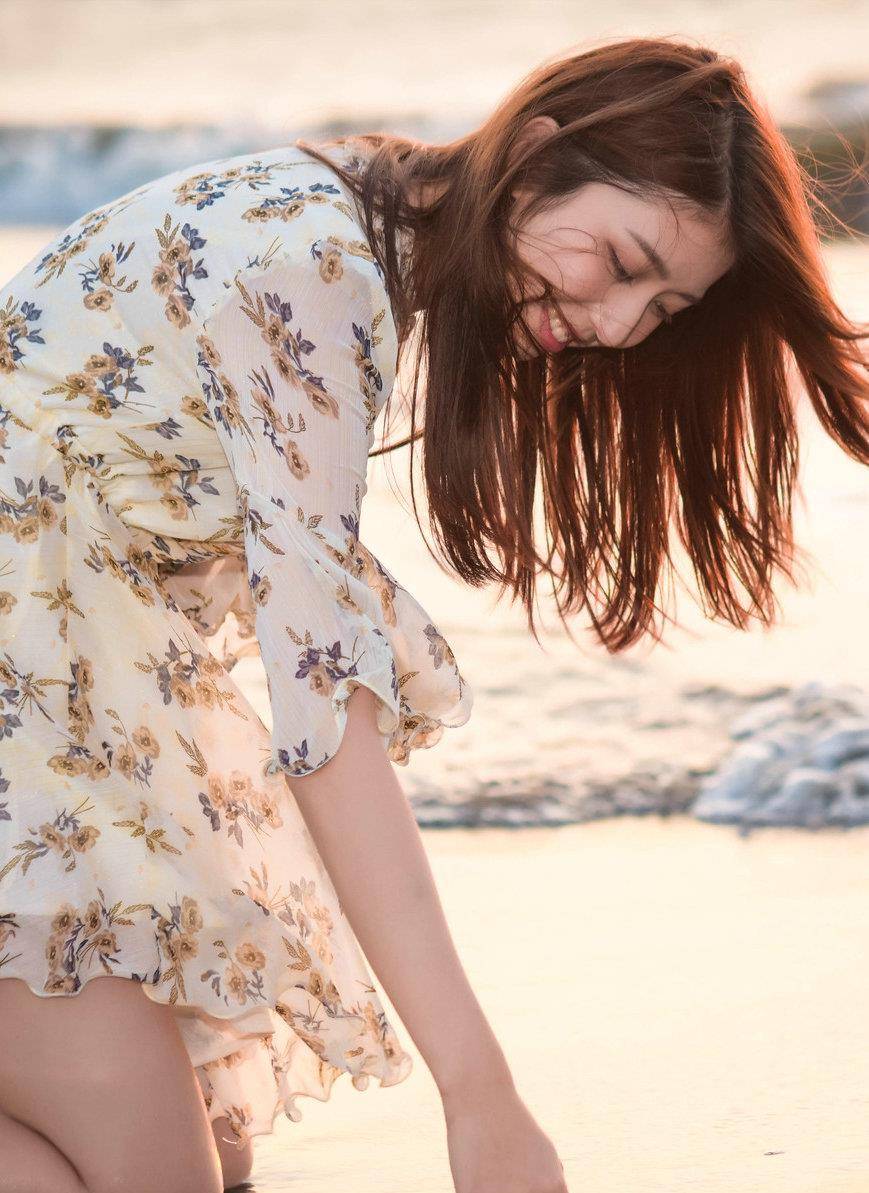 黑色|女生都爱热裤穿搭，配黑色短袖衫，清爽靓丽又显成熟气息