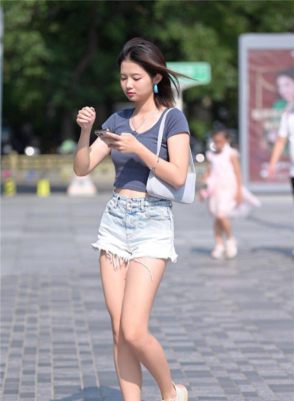 运动鞋|如果没有搭配短裤，是不是觉得夏季不完整呢？美女要展示美腿