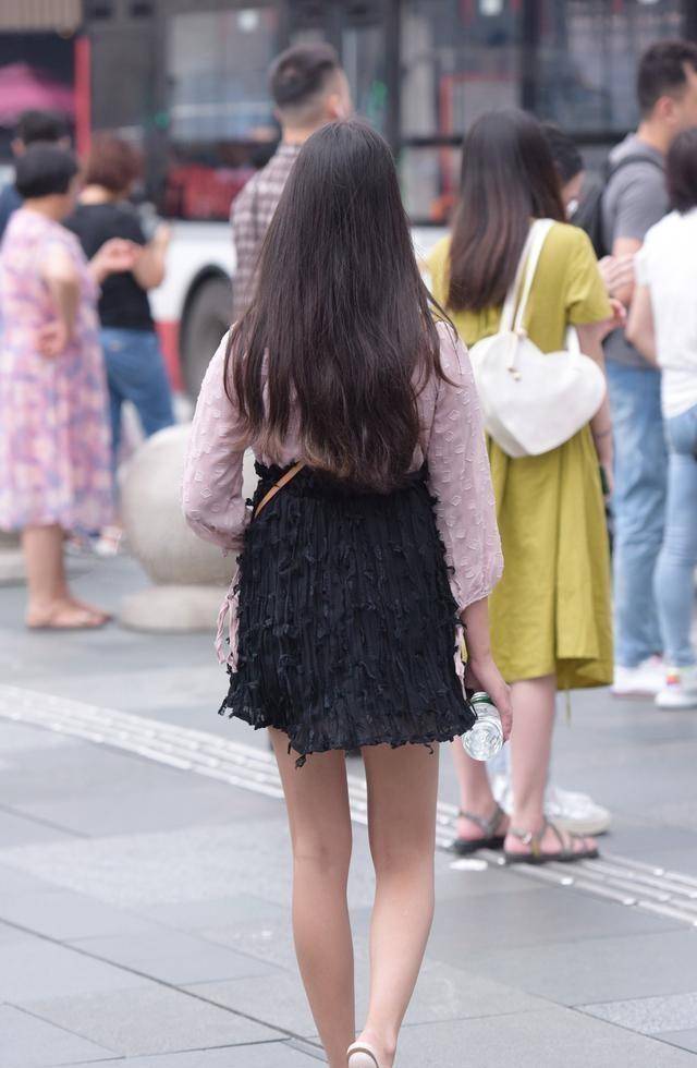 女王|连衣裙自带女王光环，搭配方面更是彰显个性，懒散随意