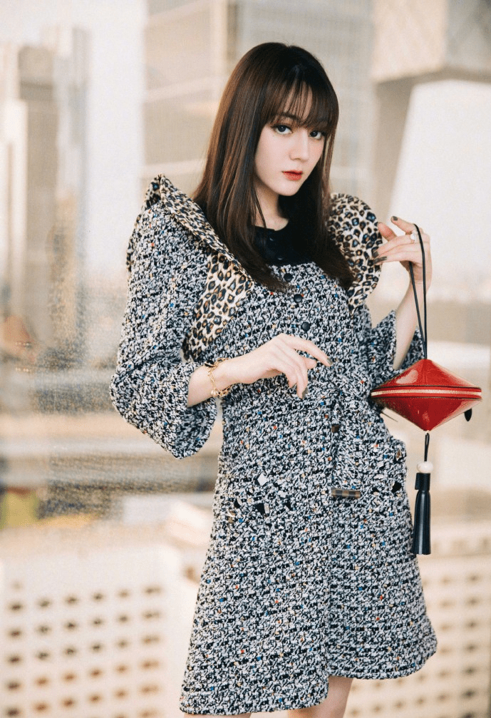 一身|迪丽热巴尝试长直发，手持几万块“陀螺”，穿一身镶宝石太高调