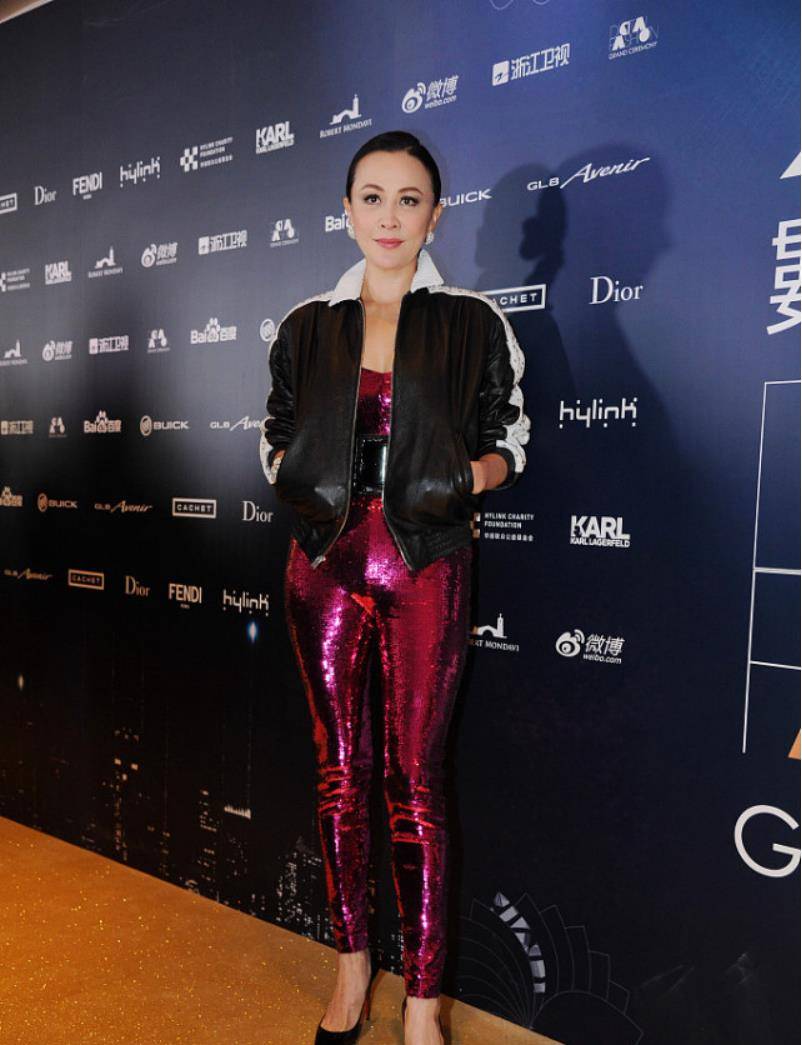 黑色|刘嘉玲越来越会打扮，穿单色蕾丝连体裤遮曲线，肤色显白更衬比例