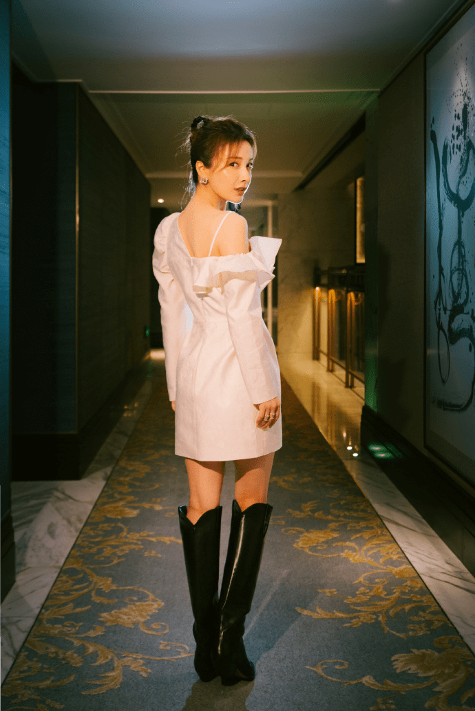 连衣裙|有种“少女感”叫吴昕穿衬衫，搭配印花马甲减龄俏皮，活泼可爱