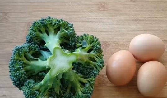 加入适量|3个鸡蛋搭配西蓝花,手不沾面快速做早餐,让孩子天天吃的营养