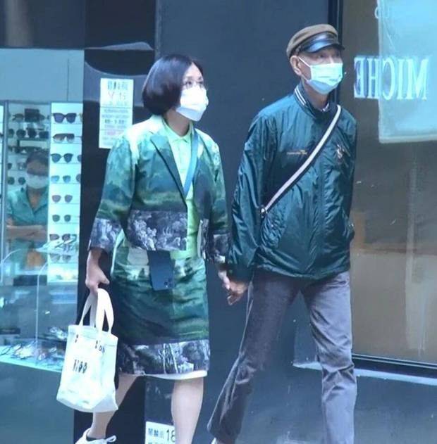 皱纹|汪明荃穿长裙还这么漂亮，73岁皱纹一点不少，但气质优雅！