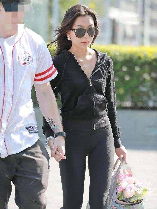 颜色|黑色长袖上衣搭配灰色紧身打底裤，同色系搭配，简约潮流