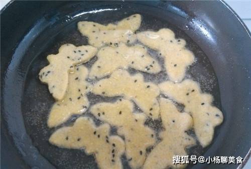 步骤|它是“米中黄金”,加上淀粉往锅里煎,是孩子最爱吃的零食!